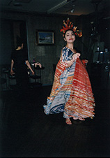 沖縄の太陽と海を咲き織で表現した舞台衣装